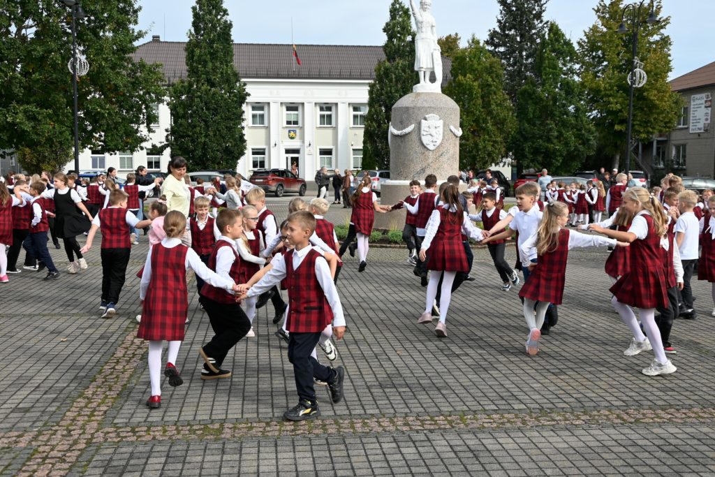 Vaikai šoka rateliu miesto aikštėje