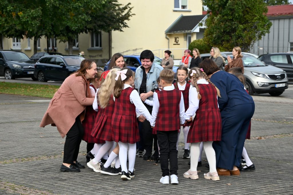 Mokiniai šoka tradicinius lietuvių šokius