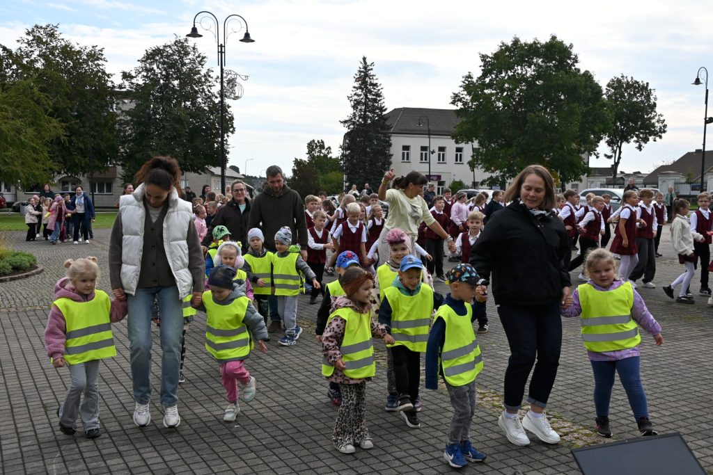 Vaikai dalyvauja šokių akcijoje